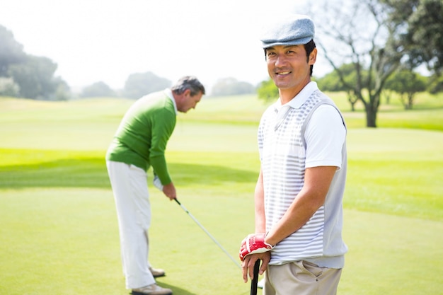 Golfvrienden op groen zetten