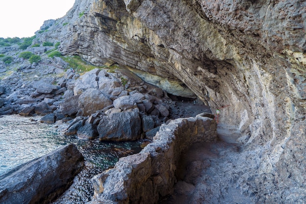 Golitsyn's grot Pop, Chaliapin is een grote natuurlijke grot, uitgeschakeld door zeegolven in de Koba - Kaya Mountain Cave nabij het dorp Novy Svet op de Krim.