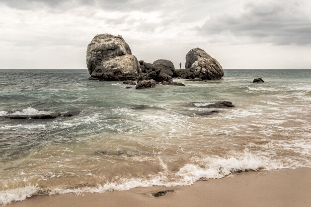 Golven aan de kust in sri lanka.