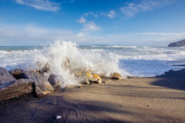 Golven aan de kust van de zee