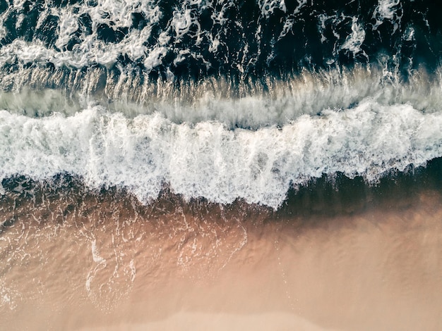 Golven aan de zeekust Strand met wit zand en de blauwe zee