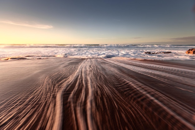 Golven bereiken het strand van Ilbarritz in Biarritz, Baskenland