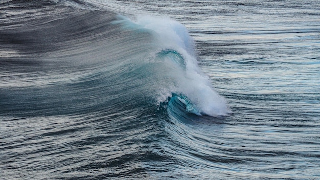 Golven bij Mahana Pointbsurf-plek in Nusa Cuningan op Bali