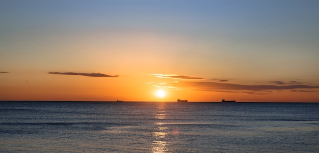 Golven bij zonsondergang, de koude zee in de herfst