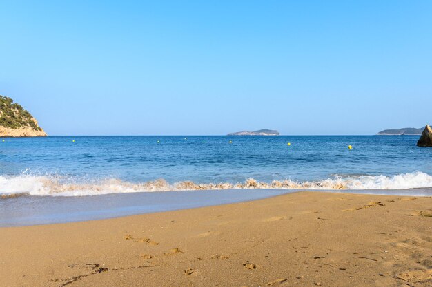 Golven botsen op het strand van Cala San Vicente Ibiza Spanje 2