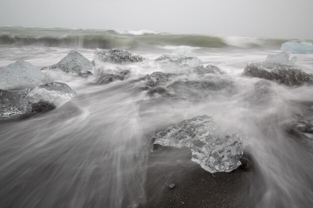 Foto golven breken op rotsen aan de kust