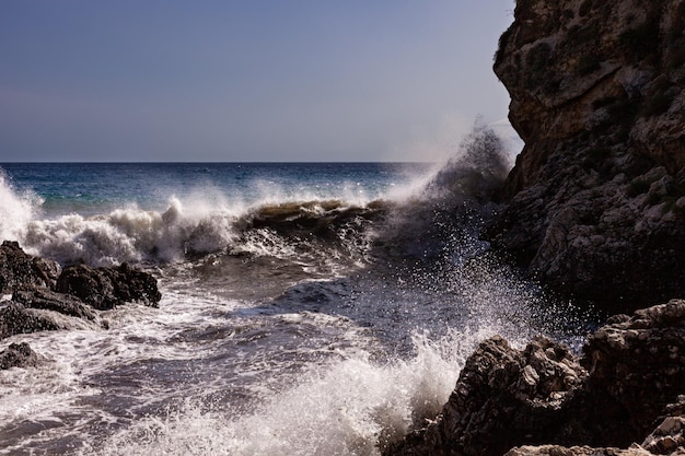 Golven breken over rotsen in Sicilië