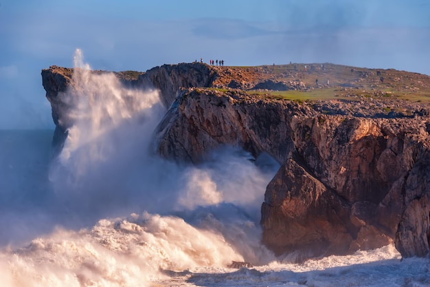 Golven die beuken tegen de kliffen van bufones de pria in llanes spanje