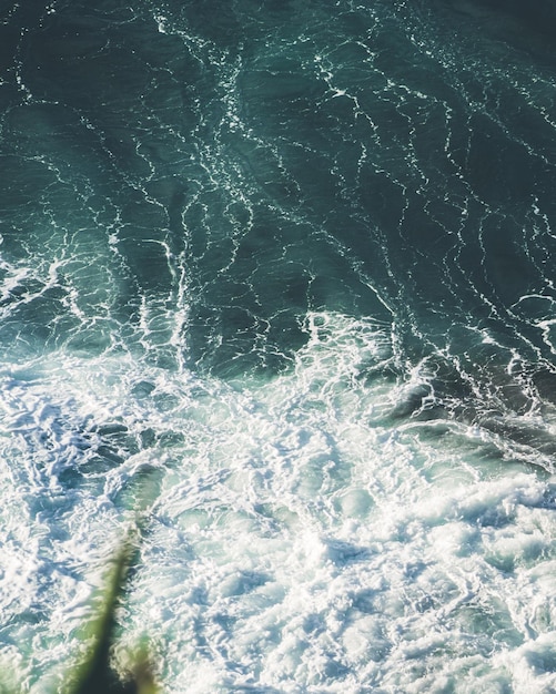 Golven die breken aan de noordkust van Tenerife