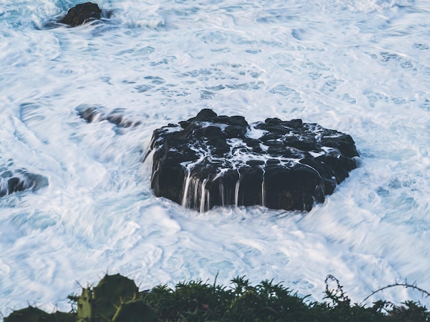 Golven die breken aan de noordkust van Tenerife