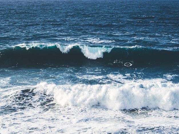 Golven die breken aan de noordkust van Tenerife