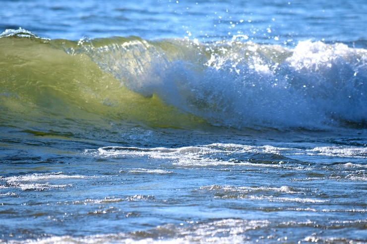 Foto golven die breken en spetteren in de zee