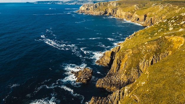 Golven die breken op de rotsen van de kust Luchtfoto