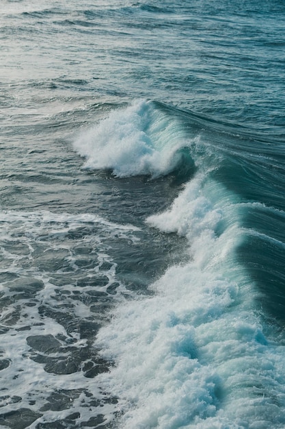 Foto golven die in de zee spetteren