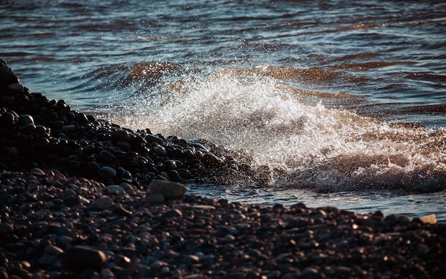 Foto golven die op de rotsen aan de kust spetteren