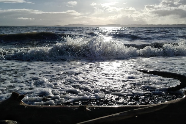 Foto golven die op het strand spetteren