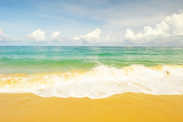 Golven die op het strand tegen de lucht reiken