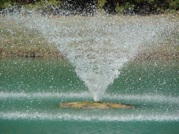 Foto golven die water spatten.