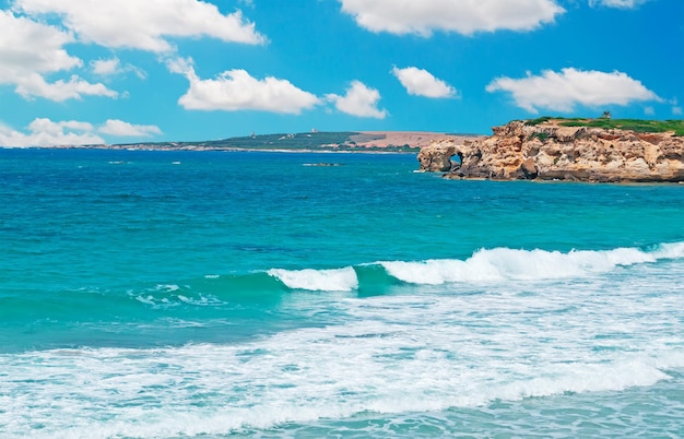 Golven door de rotsachtige kust van Sardinië