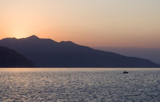 Golven en prachtige zonsondergang op het Griekse eiland Evia Euboea in de Egeïsche Zee