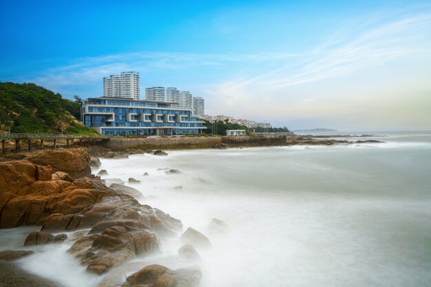 Golven en riffen, strandhotel in Qingdao, China