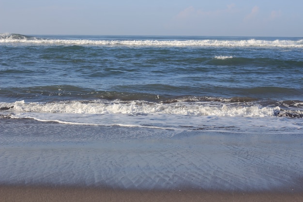 Golven in de blauwe zee