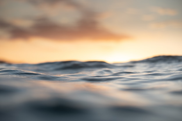 Golven in de oceaan bij zonsopgang of zonsondergang