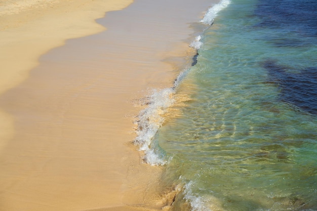 Golven met schuim aan de Atlantische kust in Kaapverdië