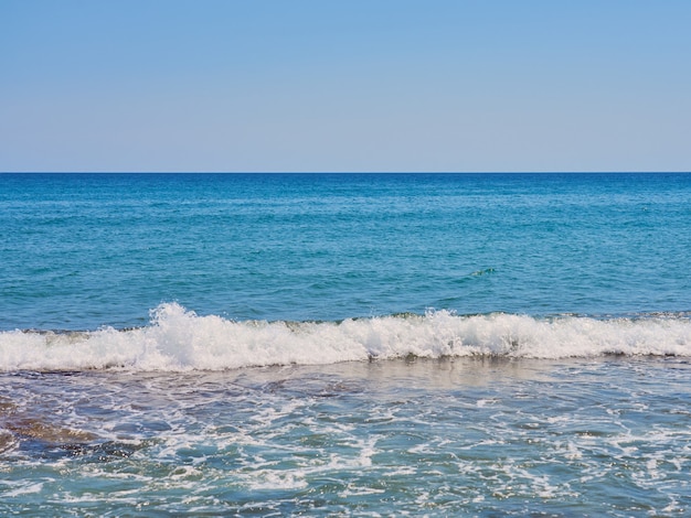 Golven met schuim aan de Egeïsche Zeekust in Kreta Griekenland.