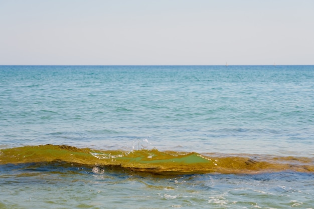 Golven met schuim aan de Egeïsche Zeekust in Kreta Griekenland.