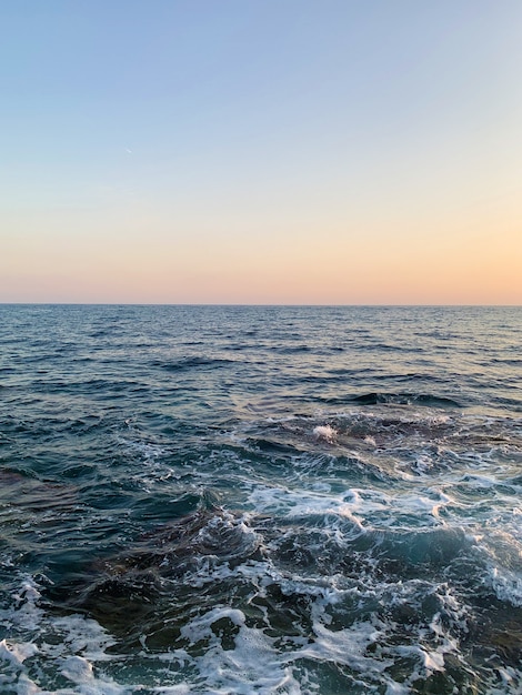 Golven op de zee bij zonsondergang