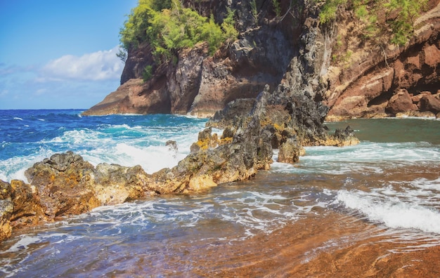 Golven op een rotsachtig strand tropisch paradijs diep turquoise rotsachtig zeegezicht