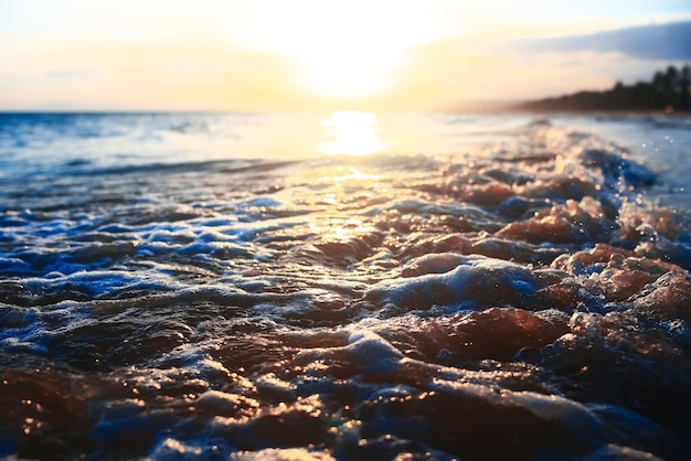 Golven op het strand in de tropen