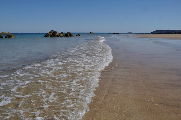 Golven op het strand in Erquy