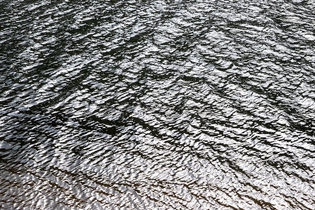 golven op het wateroppervlak