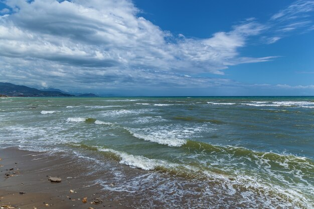 Golven op kiezelstrand van middellandse zee turkije in de herfst alanya natuurlijke achtergrond p