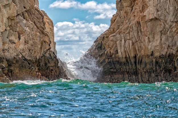 Golven op lavarotsen in cabo san lucas mexico