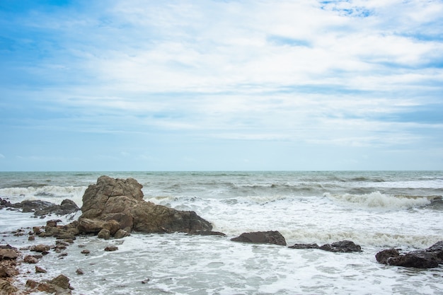 Golven op zee slaan de rotsen