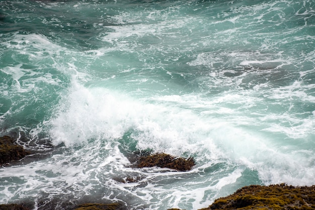 Golven raken de kust