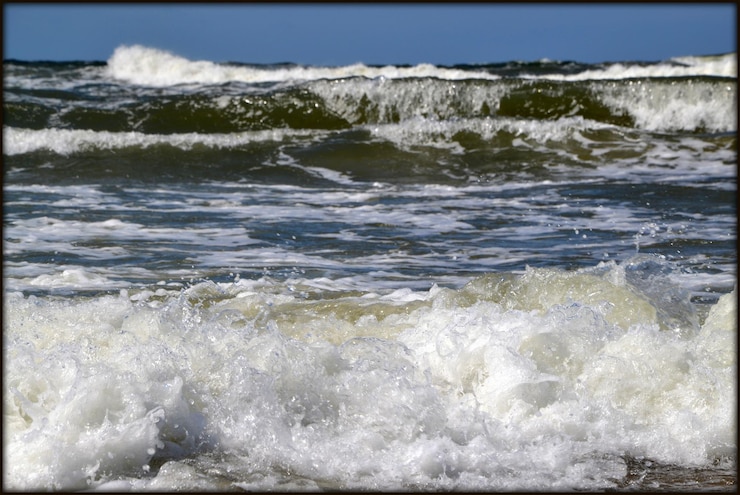Foto golven spetteren op de kust tegen de lucht