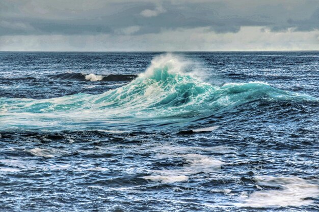 Foto golven spetteren op zee tegen de lucht