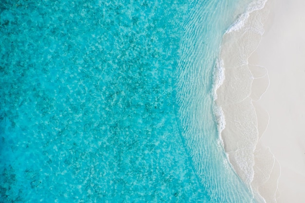 Golven surfen met verbazingwekkende blauwe oceaan lagune kust kustlijn Perfect luchtfoto drone top landschap