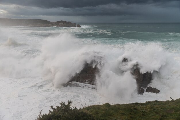 Golven van 10 meter aan de kust van Asturië