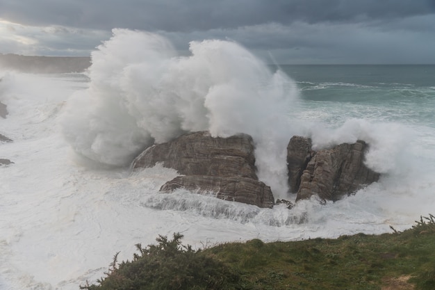 Foto golven van 10 meter aan de kust van asturië