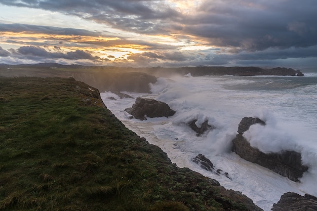 Golven van 10 meter aan de kust van Asturië