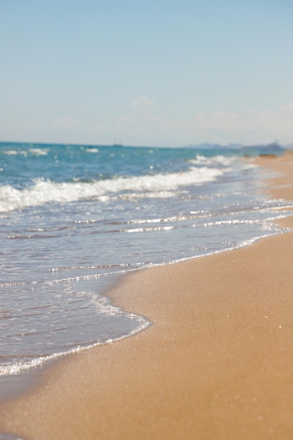 Golven van de middellandse zee op het strand van valencia spanje