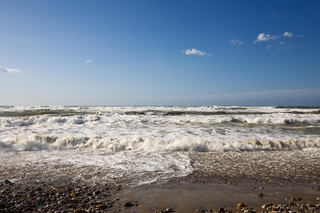 Golven van de Tyrrheense Zee rollen op kiezelstenen op het strand, Sicilië, Italië