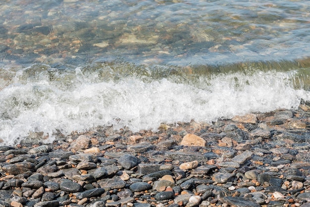 Foto golven van het baikalmeer in de zomer