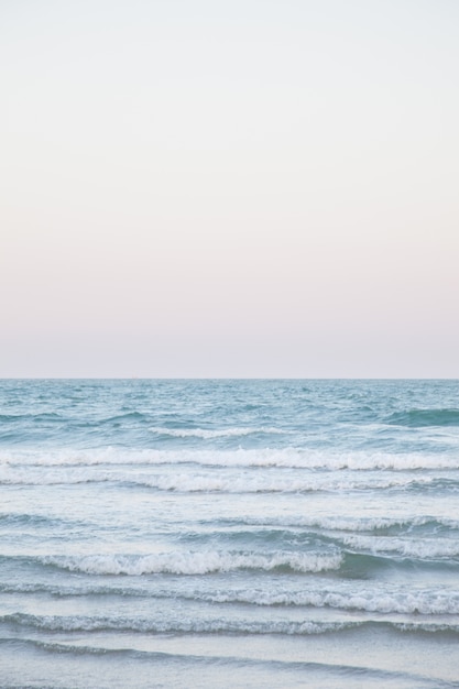 Golven van oceanen klommen over het strand