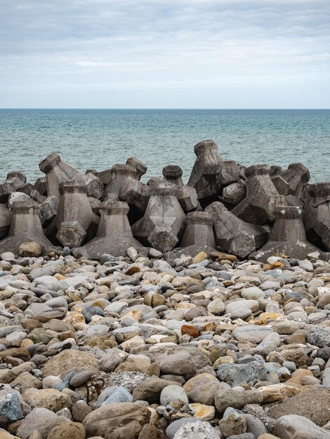 Foto golvenbrekers aan de kust die worden gebruikt om de rivierbank te beschermen